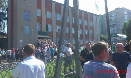 У Коростені жінки перекрили дорогу поблизу військкомату