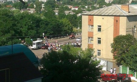 У Коростені жінки перекрили дорогу поблизу військкомату