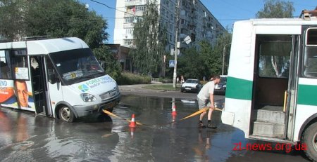 У Житомирі маршрутка провалилася в яму