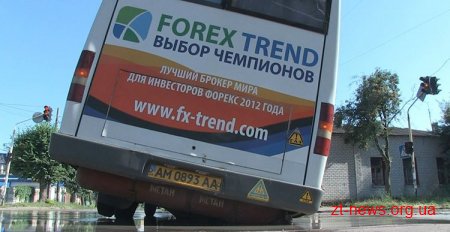 У Житомирі маршрутка провалилася в яму