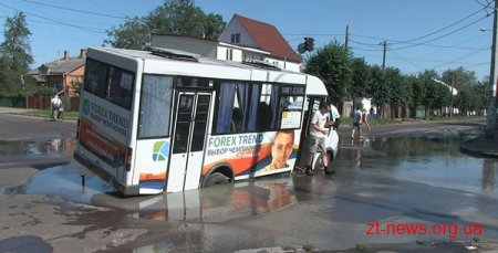 У Житомирі маршрутка провалилася в яму