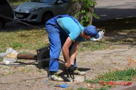 На Старому Бульварі з’явилися нові лавки та встановлюють нові ліхтарі