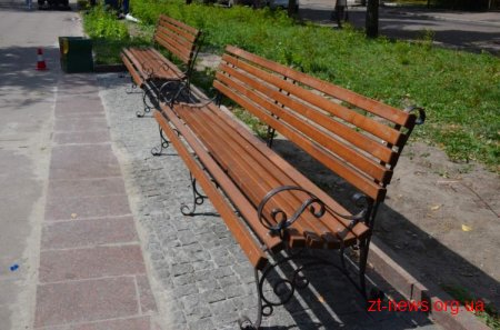 На Старому Бульварі з’явилися нові лавки та встановлюють нові ліхтарі