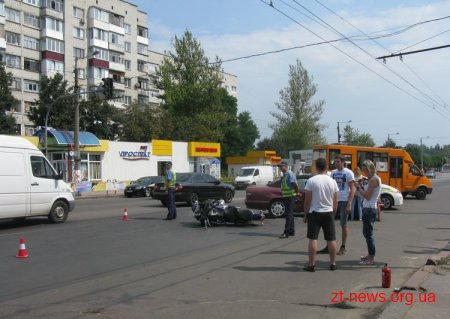 У Житомирі мотоцикл наздогнав Mercedes Cabriolet