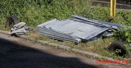У Житомирі кран впав, пошкодивши дах електрощитової