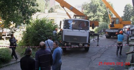 У Житомирі кран впав, пошкодивши дах електрощитової