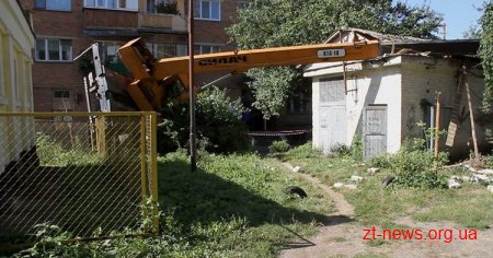 У Житомирі кран впав, пошкодивши дах електрощитової