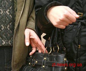 У Житомирі затримали чоловіка, який обікрав жінку в тролейбусі У Житомирі затримали чоловіка, який обікрав жінку в тролейбусі