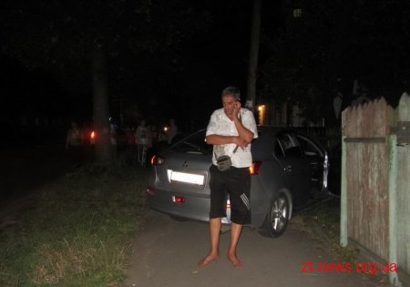 У Житомирі Mitsubishi протаранив припарковану Toyota і влетів в огорожу на протилежному боці вулиці
