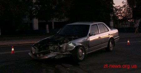 У Житомирі Мazda врізалась в стовп