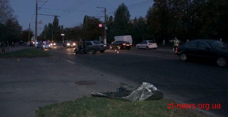 У Житомирі Мazda врізалась в стовп