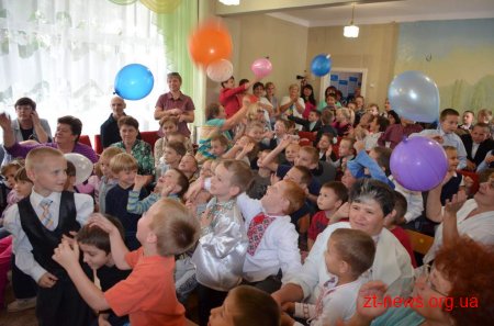 У Житомирі благодійники відвідали дитсадок №59 з подарунками