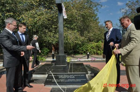 У Житомирі відкрили меморіальну дошку пам’яті чехів, загиблих у 30-і рр. ХХ ст.