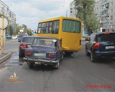 У Бердичеві зіткнулися маршрутка, Mazda і ВАЗ