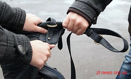 У Житомирі у чоловіка посеред вулиці відібрали барсетку