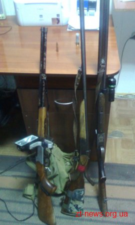 На Житомирщині впіймали чоловіка з повною автівкою зброї