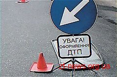 У Житомирі керманич FAW, "зачепив" припаркований SUZUKI