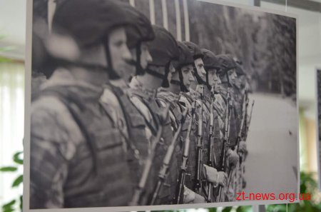 У обласній бібліотеці імені Ольжича відкрилась виставка "Колір війни"