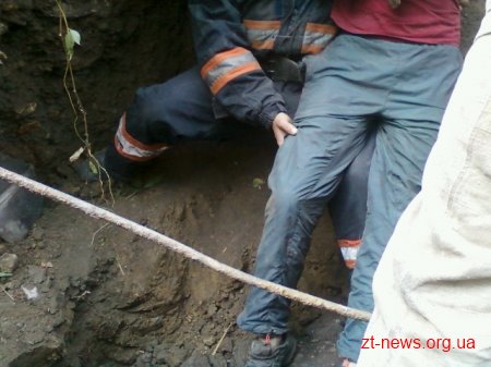 В Бердичеві чоловіка привалило землею в ямі