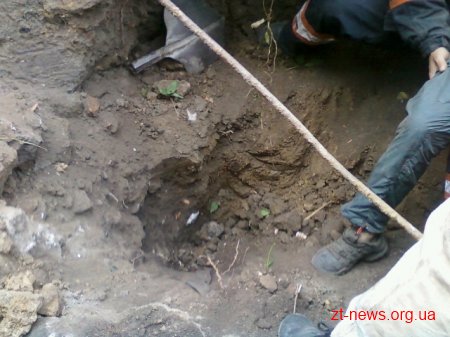 В Бердичеві чоловіка привалило землею в ямі