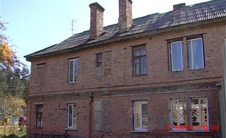 На Житомирщині багатодітна родина воїна АТО живе у напівзруйнованому будинку