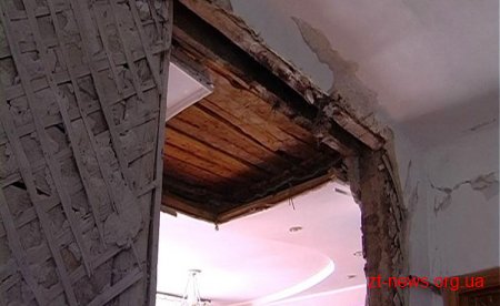На Житомирщині багатодітна родина воїна АТО живе у напівзруйнованому будинку