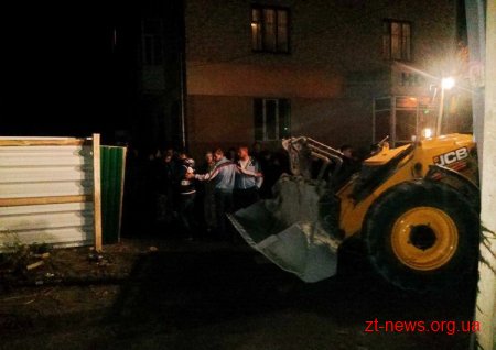 У Житомирі розпочали демонтувати недобудований магазин АТБ
