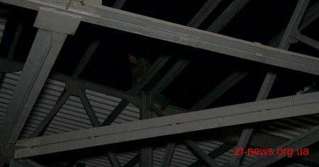 У Житомирі розпочали демонтувати скандальну недобудову супермаркету АТБ