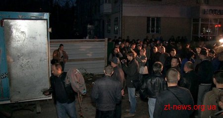 У Житомирі розпочали демонтувати скандальну недобудову супермаркету АТБ