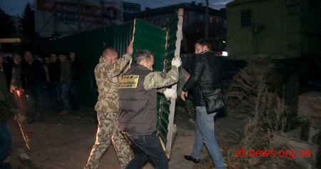 У Житомирі розпочали демонтувати скандальну недобудову супермаркету АТБ