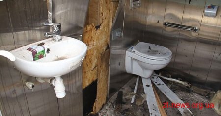 В центрі Житомира вночі горів громадський туалет