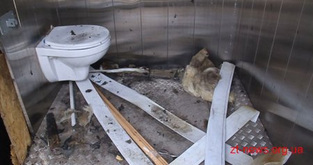 В центрі Житомира вночі горів громадський туалет