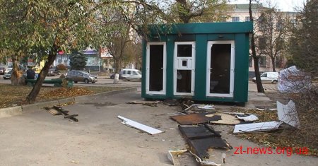 В центрі Житомира вночі горів громадський туалет