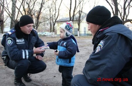 Житомирські міліціонери врятували хлопчика, який хотів потрапити на вулицю через балкон