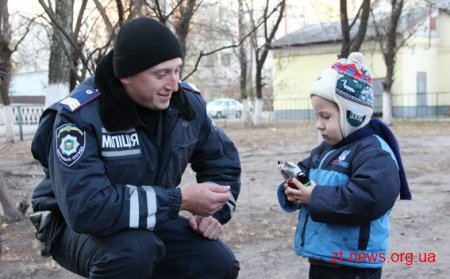 Житомирські міліціонери врятували хлопчика, який хотів потрапити на вулицю через балкон