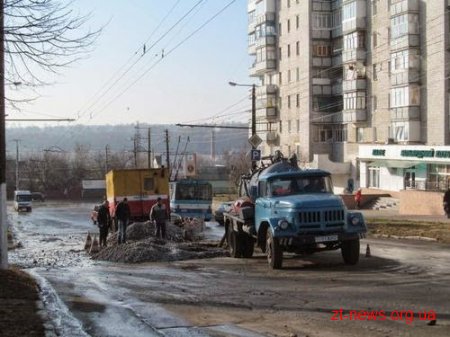 У Житомирі другий день ремонтують водопровід по вул. Вітрука