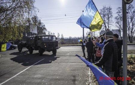 Житомиряни зі сльозами радості зустріли військовослужбовців, які повернулися із зони АТО