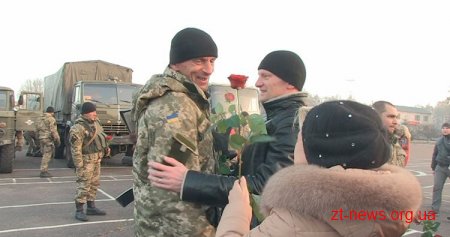 Житомиряни зі сльозами радості зустріли військовослужбовців, які повернулися із зони АТО