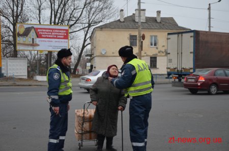 Житомирські ДАІшники спрямовували неслухняних пішоходів на "зебру"