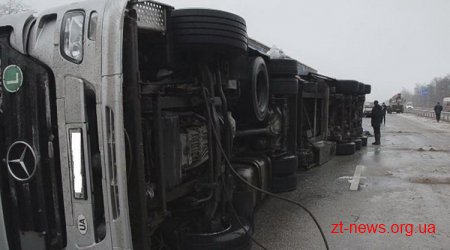 Поблизу Житомира перевернулась фура з «гуманітаркою»
