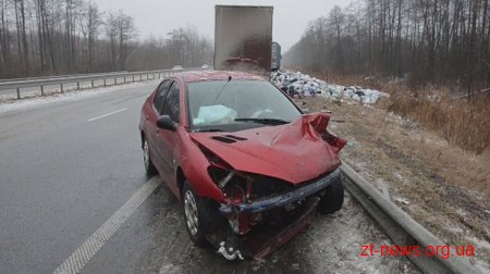 Поблизу Житомира перевернулась фура з «гуманітаркою»