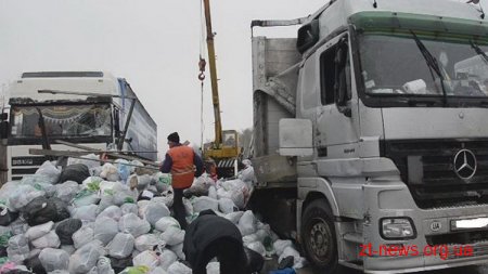 Поблизу Житомира перевернулась фура з «гуманітаркою»