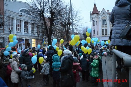 На вулиці Михайлівській запалили ялинку, прикрашену іграшками-дитячими поробками