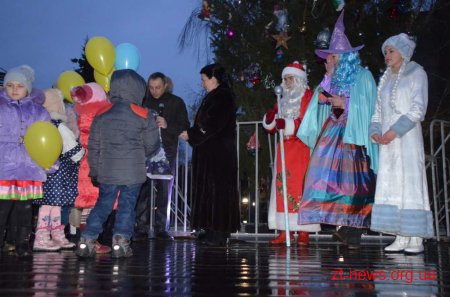 На вулиці Михайлівській запалили ялинку, прикрашену іграшками-дитячими поробками