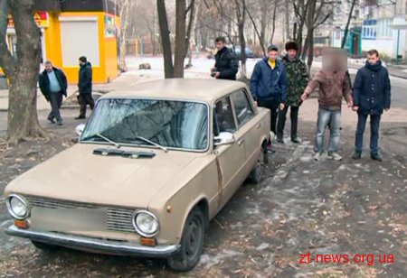 У Житомирі правоохоронці затримали молодиків, які обкрадали автомобілі
