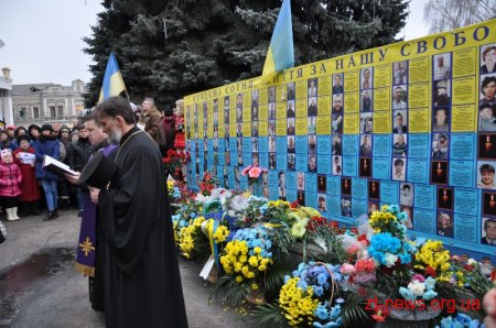 Кількасот житомирян вийшли на акцію в знак підтримки Маріуполя