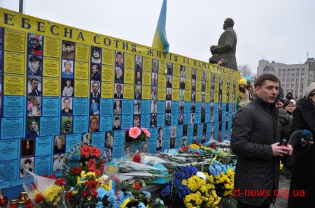 Кількасот житомирян вийшли на акцію в знак підтримки Маріуполя