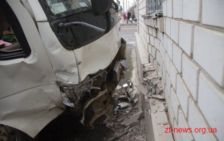 В Житомирі на перехресті Мануїльського - Бориса Тена Volkswagen Caddy зіткнувся з вантажівкою