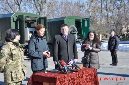 Марина Порошенко передала мобільні пральні комплекси для бійців АТО