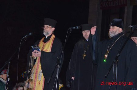 Близько тисячі вірян різних конфесій спільно молилися за Небесну Сотню
